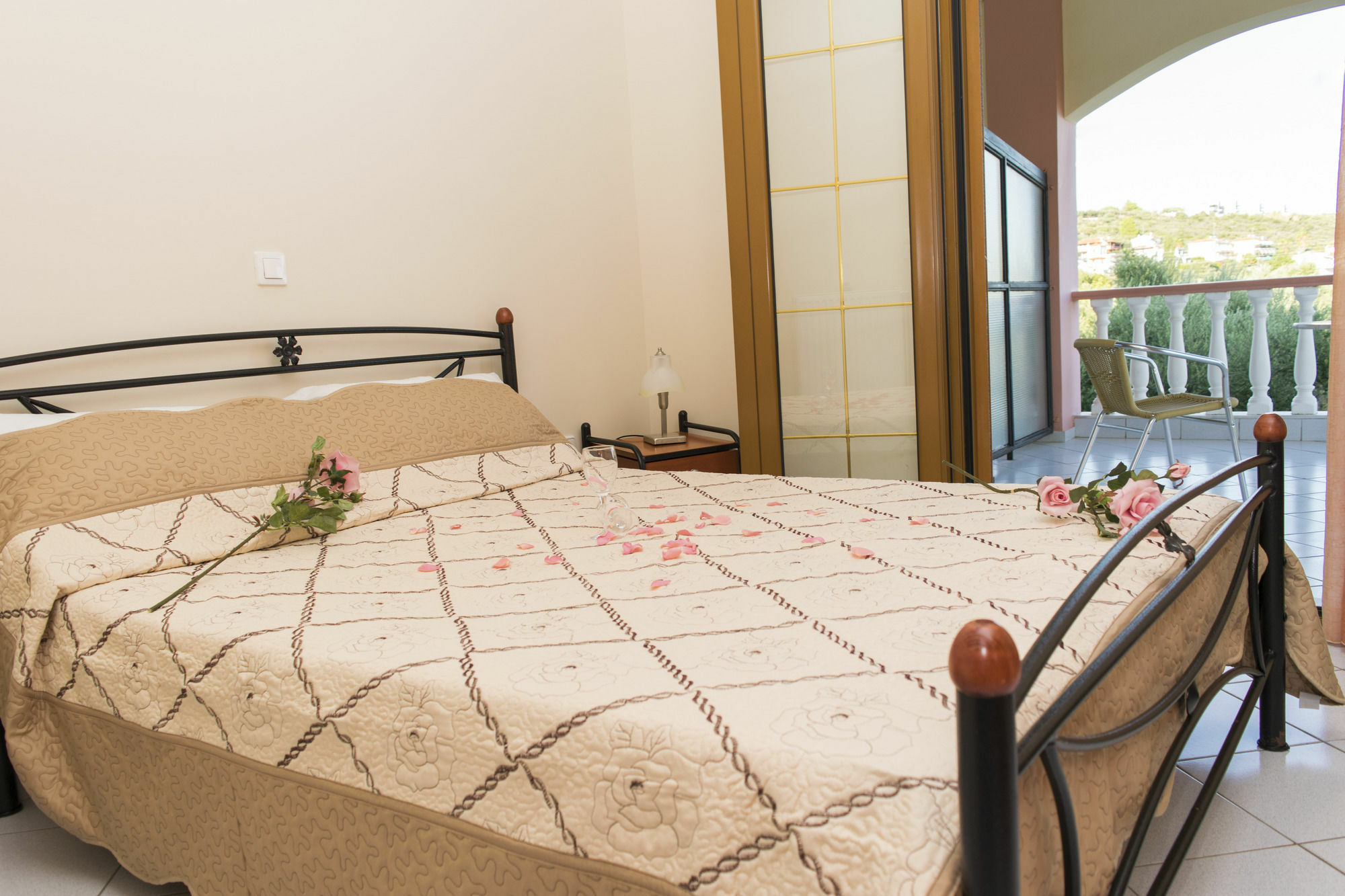 Sofia Apartments Mavrovoúnion Esterno foto