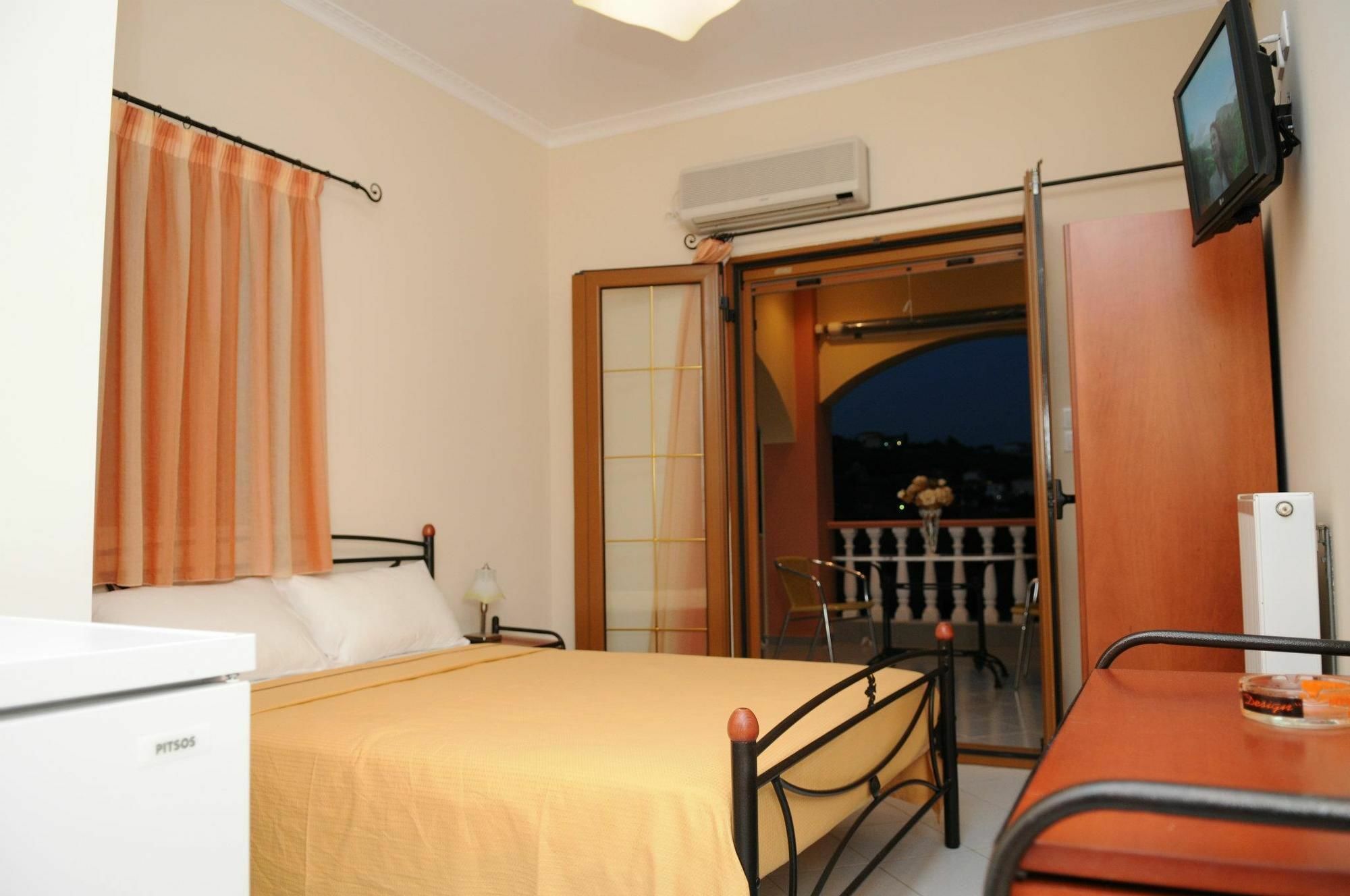 Sofia Apartments Mavrovoúnion Esterno foto